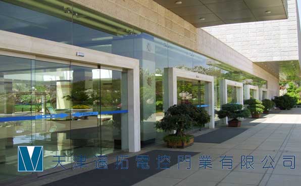 天津快卷門天津不銹鋼宣傳欄生產(chǎn)商，批發(fā)天津不銹鋼不銹鋼公告欄天津自動(dòng)感應(yīng)門