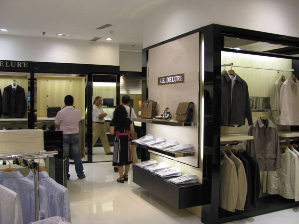 上海服裝展柜 服裝展柜設計 服裝貨架設計 上海服裝貨架