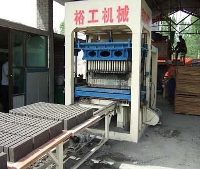 新密大型制磚機選哪個品牌好|GY信陽免燒制磚機質量信得過