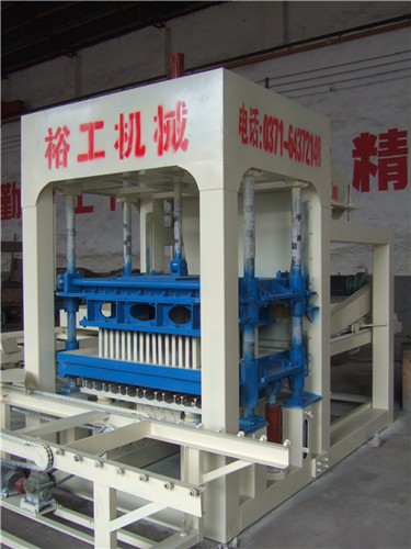 淮陽(yáng)縣液壓砌塊機(jī)哪里找大型液壓砌塊機(jī)報(bào)價(jià)