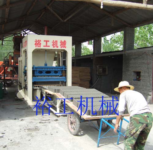 鄭州大型空心制磚機(jī)專業(yè)廠家空心制磚機(jī)產(chǎn)量多少