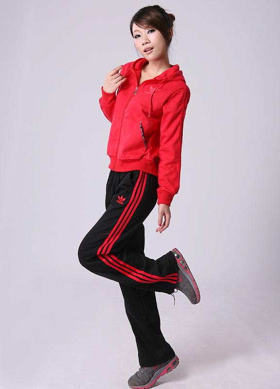 校服定做、校服款式新穎、質(zhì)量上成、修身舒適、校服定制、加工憶思誠(chéng)服裝讓你滿意