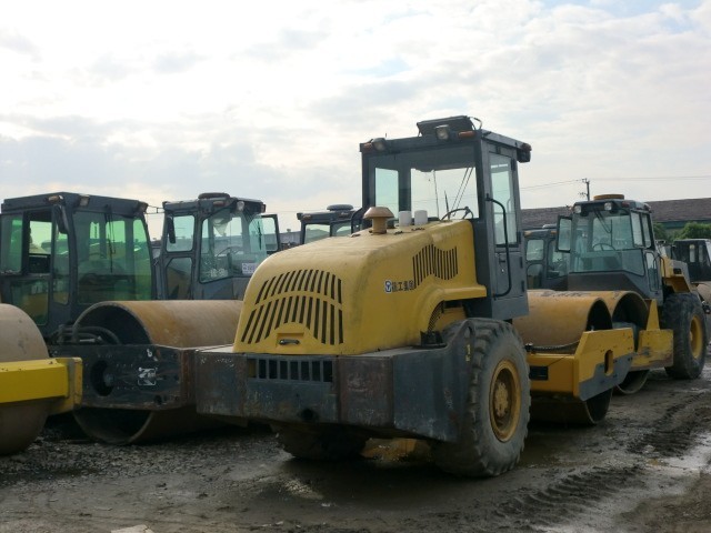 萊州二手兩輪壓路機(jī)～～二手雙鋼輪振動(dòng)壓路機(jī)  一應(yīng)俱全