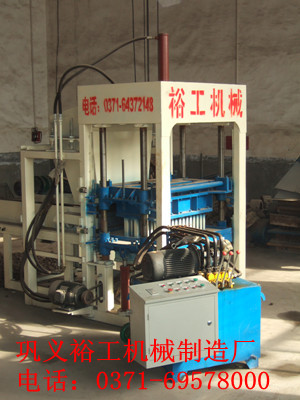大型液壓砌塊機(jī)特點(diǎn)；河南液壓砌塊機(jī)廠家YG