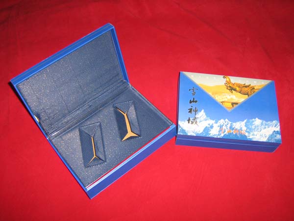 飛梵紙品專業(yè)生產書型盒 飾品盒 工藝品盒 紙巾盒 八角包裝盒 手挽袋 天地盒 禮盒 精裝盒
