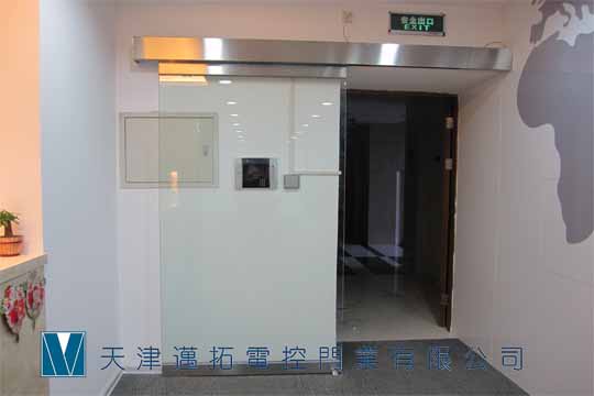 工業快速門、滑升門優質鋼質提升門哪家價格優惠？天津工業門廠供應優質鋼質提升門天津自動感應門，自動門
