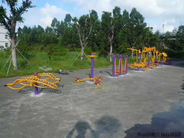 廠家專(zhuān)業(yè)生產(chǎn)電動(dòng)液壓籃球架、專(zhuān)業(yè)生產(chǎn)手動(dòng)液壓籃球架；埋地式籃球架、柏克體育器材