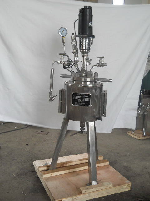 磁力驅動反應釜，專業生產廠家，{sx}威海環宇化機，技術先進，質優價廉！