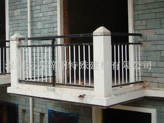 專業生產新型陽臺護欄找東莞宏發鋅鋼特殊建材護欄廠家