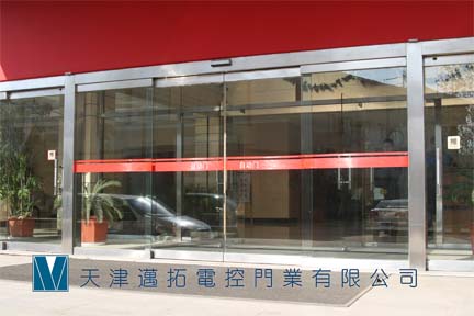 天津快卷門天津專業生產宣傳欄，不銹鋼廣告牌天津自動感應門