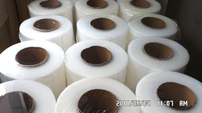 玉海包裝材料廠供應(yīng)純?cè)侠炖p繞膜，無(wú)紙管手工膜