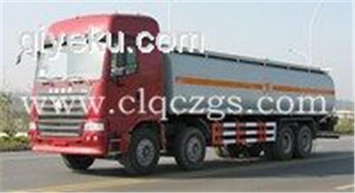 湖北程力斯太尔豪运前四后八油罐车15071658989