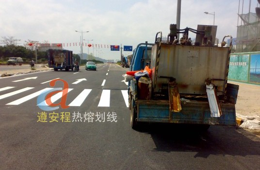 深圳熱熔劃線_深圳道路劃線_交通安全設(shè)施