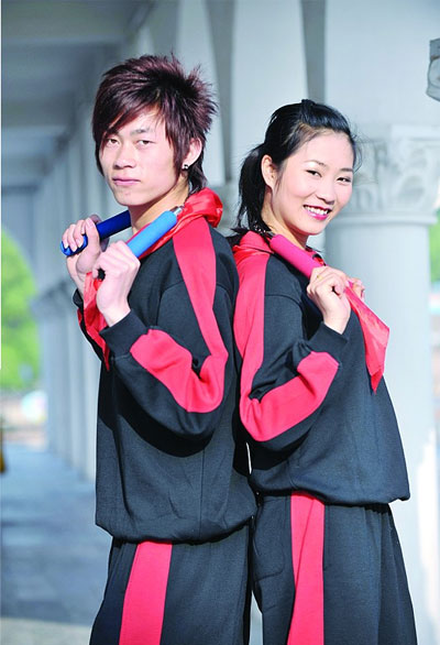 校服定做、校服款式新穎、質量上成、校服生產、加工憶思誠服裝讓你滿意