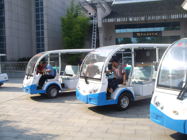 城市旅游觀光車封閉式電動(dòng)觀光車制造廠四輪電動(dòng)車生產(chǎn)廠家武漢科榮全封閉式電動(dòng)觀光車價(jià)格