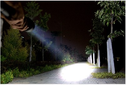 遠射強光手電或防水強光手電筒大功率LED強光手電