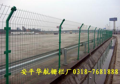 批发公路护栏网，铁路护栏网，各种交通安全网，防护网，安平华航护栏网厂