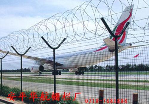 供應(yīng)勾花護欄網(wǎng),體育場圍網(wǎng) 華航柵欄廠