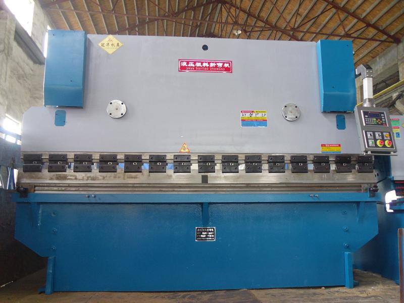 供應數控折彎機,折彎機廠，山東折彎機，冠華機床