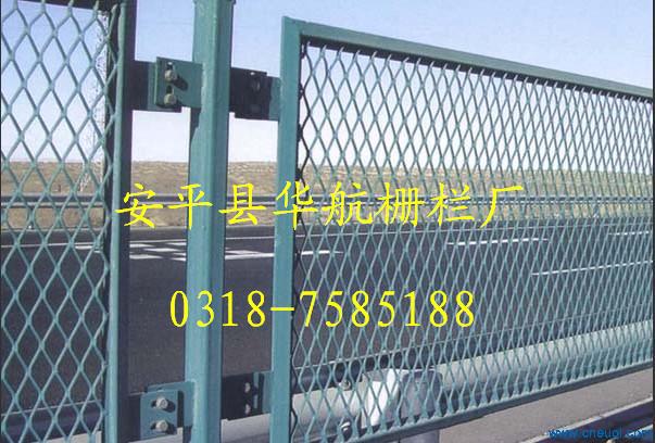 供應30度折彎帶扁鐵邊框公路護欄網---安平華航柵欄廠