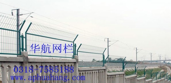 供應(yīng)精美道路隔離柵,隔離欄，安全網(wǎng)  華航護(hù)欄網(wǎng)廠