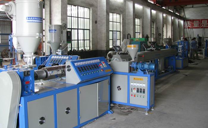青島海天一塑機--專業(yè)供應(yīng)雙螺桿塑料擠出機、PVC管材專用擠出機設(shè)備