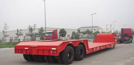 新疆低平板半掛車，車輛運(yùn)輸車，四線八橋低平板半掛車