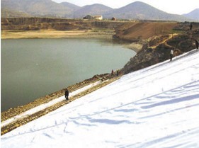 黑龍江生產廠家2012年{zy}質的鈉基膨潤土防水毯廠家-華翔科技