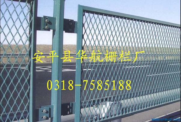 供應(yīng)高速公路防眩網(wǎng), 公路中央防眩目網(wǎng)，安平華航護(hù)欄網(wǎng)廠