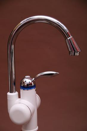 供應電熱水龍頭麥斯福電熱水龍頭，5秒出熱水-即熱式電熱水龍頭，