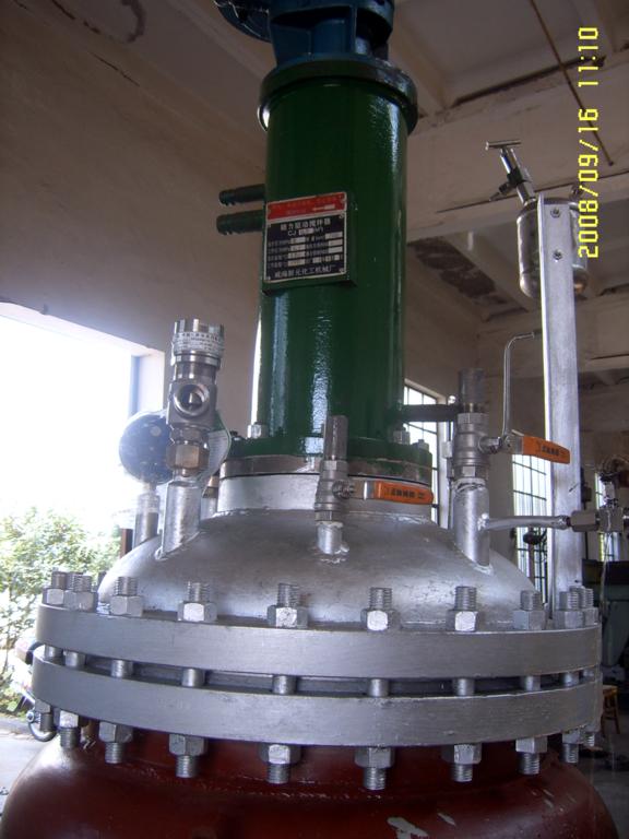 磁力反應(yīng)釜，閉式人孔磁力釜，威海zm化工企業(yè)，化工機(jī)械全國聞名！