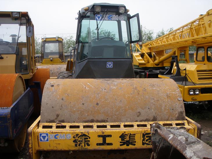 山西2手車壓路機(jī)《二手柳工22噸壓路機(jī)》別出心裁