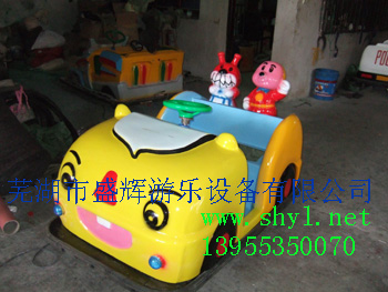 小孩在廣場(chǎng)騎得電瓶車、小孩子在廣場(chǎng)玩的電瓶車、玻璃鋼電瓶車、玻璃鋼游樂車