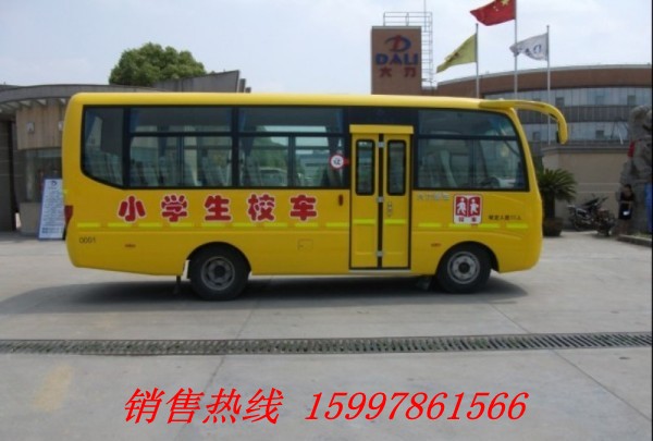 全國價格{zd1}的10噸綠化灑水車廠家 12噸環(huán)衛(wèi)城市保潔灑水車