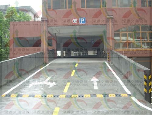 “深雅牌”橡膠減速帶原始圖片2