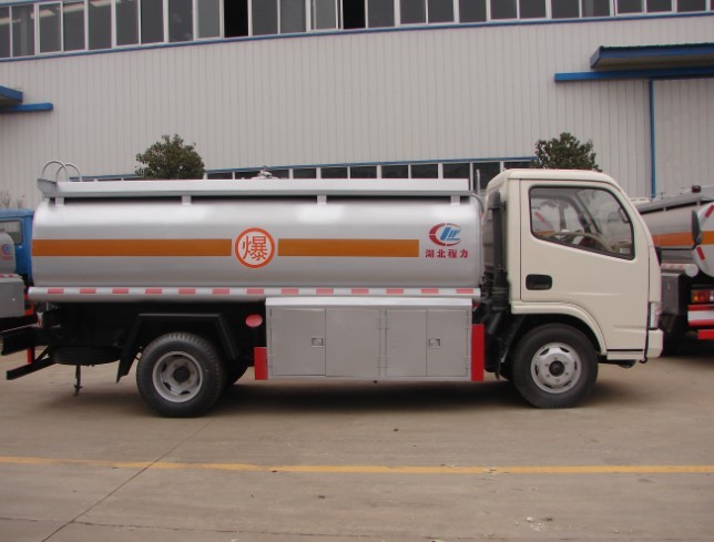 配置{yl}的油罐車(chē)15971948778