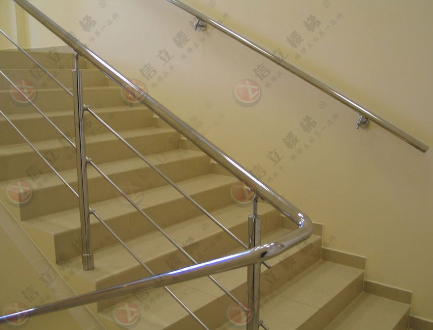 不銹鋼扶手立柱廠家直銷，不銹鋼扶手立柱價格{zd1}，{sx}信立樓梯