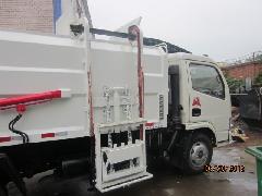 東風小霸王掛桶壓縮式垃圾車