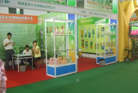 鑫淼展覽鋁材廠主要生產(chǎn)標(biāo)準(zhǔn)攤位，特裝展臺(tái)搭建鋁料，八棱柱展板，書畫屏風(fēng)，酒店會(huì)議隔斷隔墻鋁材